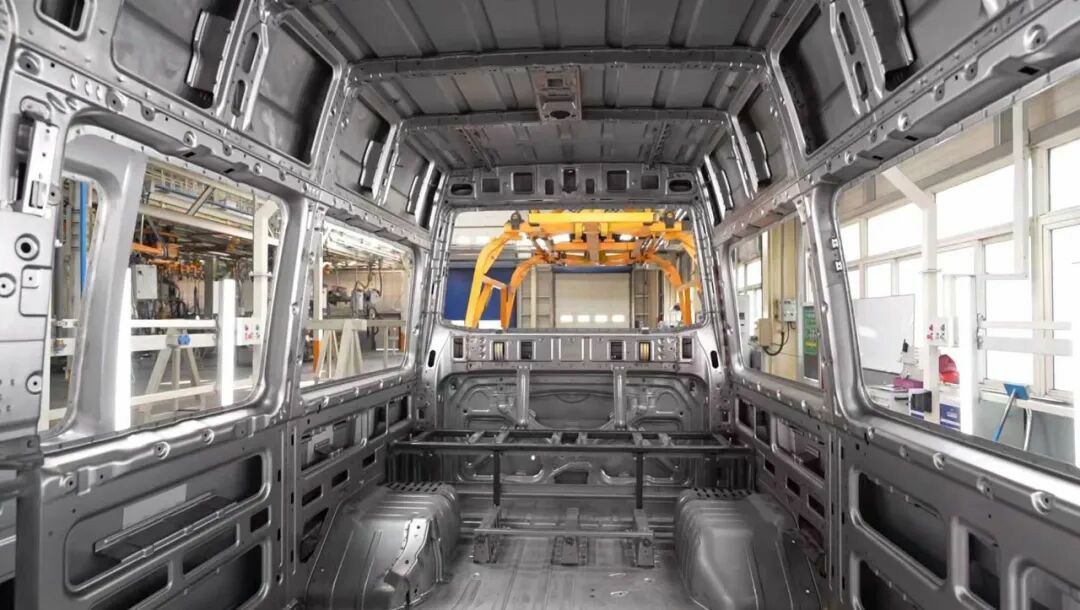 幸运彩警力输送车奔赴海南，为自贸港封关构筑安全防线