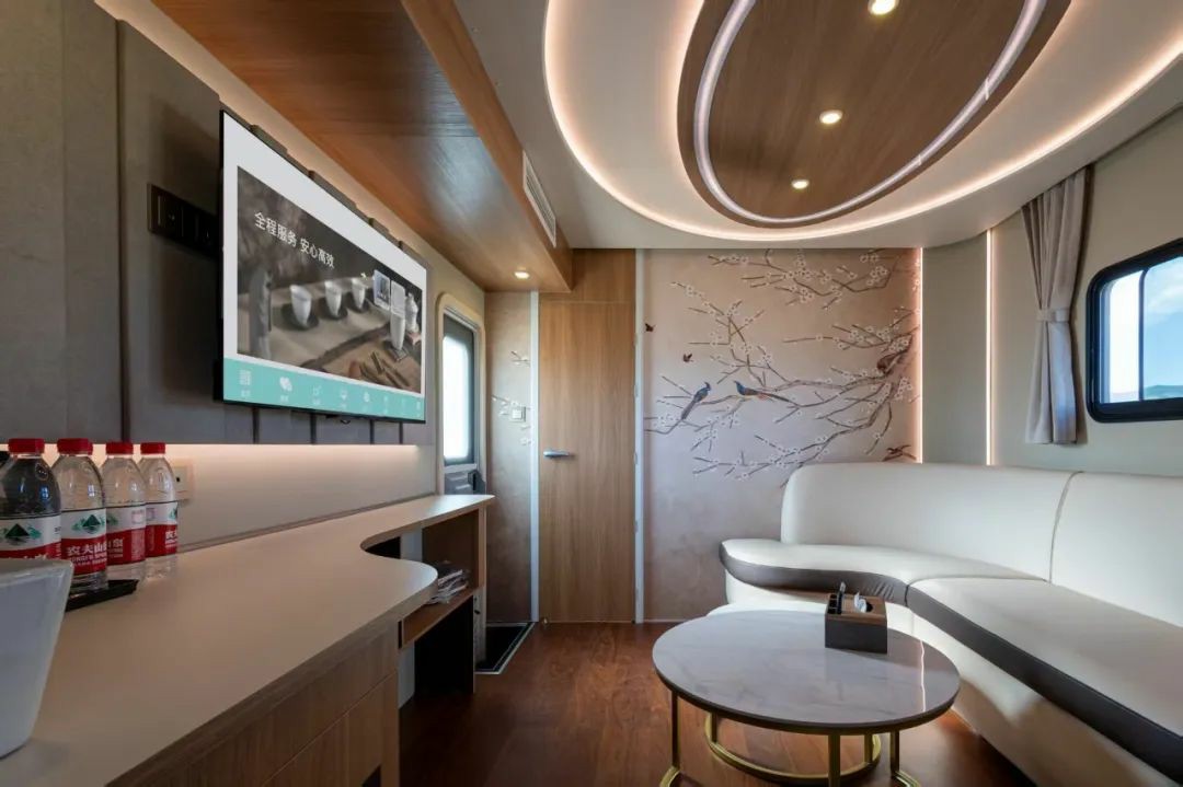 赛里木湖畔的“风景之屋”：幸运彩移动民宿开启沉浸式旅行体验