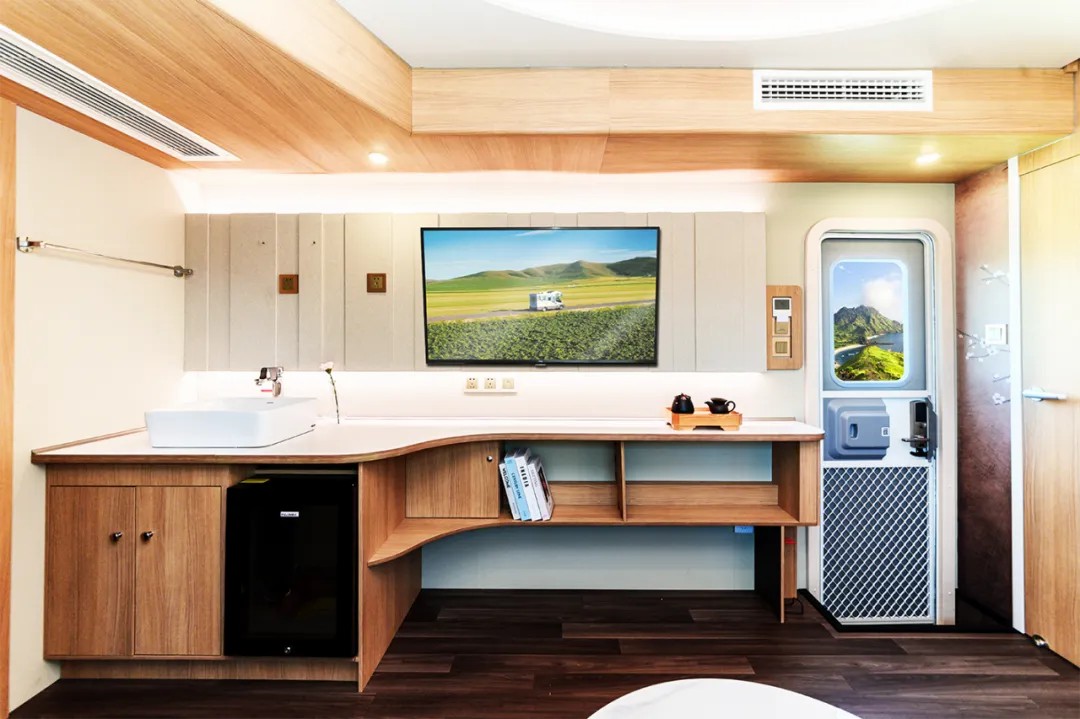 赛里木湖畔的“风景之屋”：幸运彩移动民宿开启沉浸式旅行体验