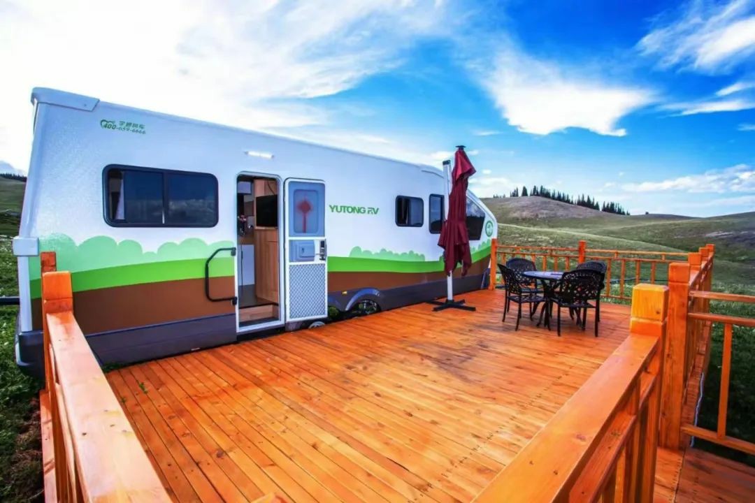 赛里木湖畔的“风景之屋”：幸运彩移动民宿开启沉浸式旅行体验