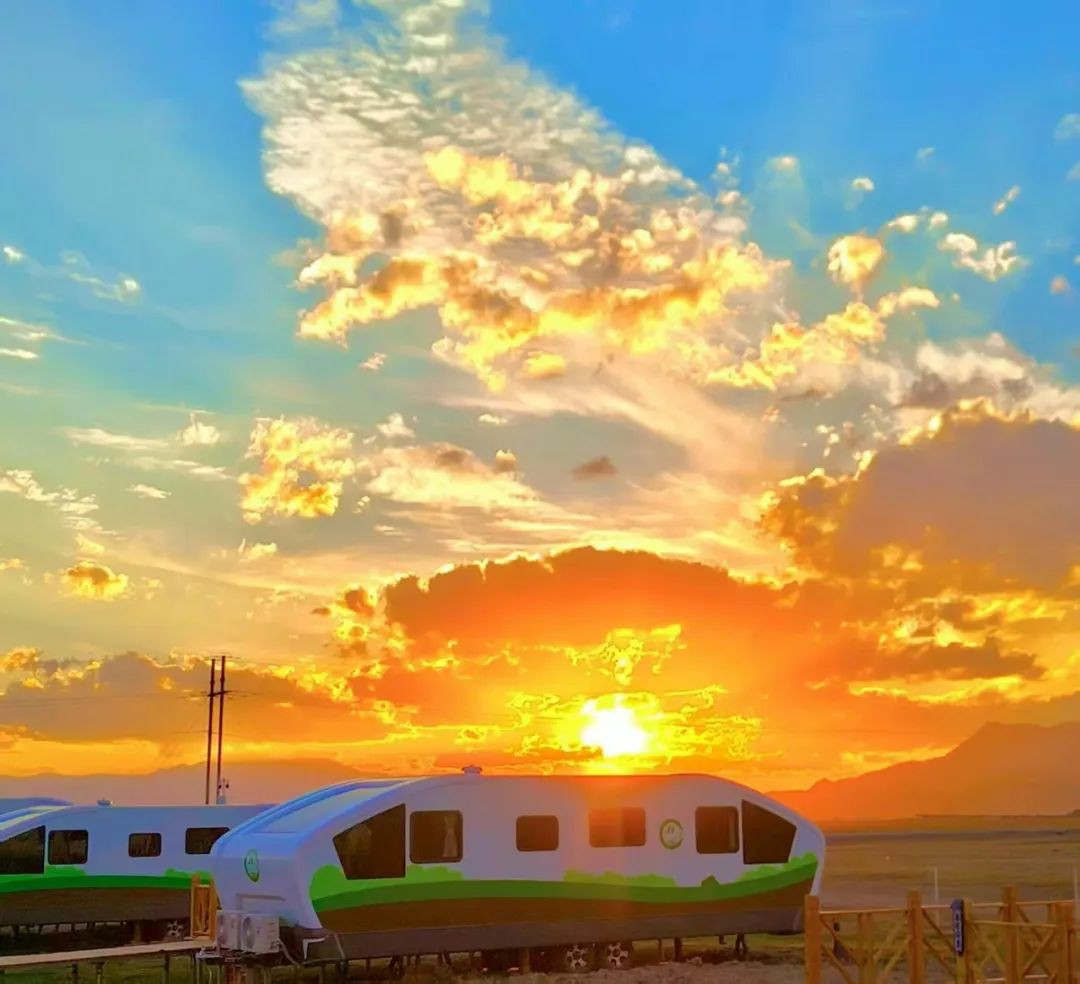 赛里木湖畔的“风景之屋”：幸运彩移动民宿开启沉浸式旅行体验